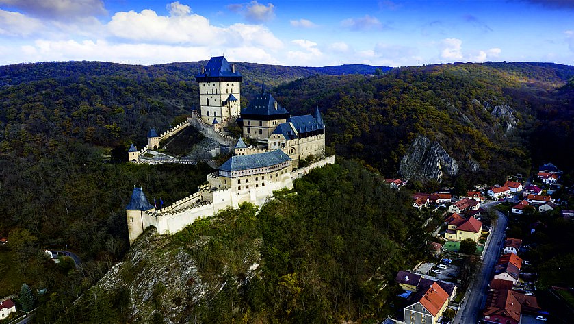 70min zážitkový let nad Karlštejn, okruh kolem Prahy