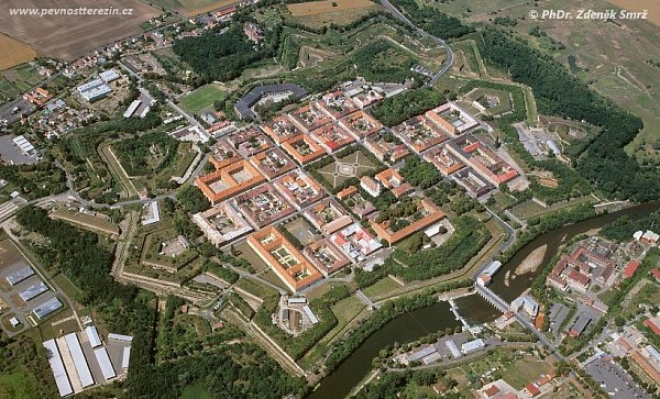 Terezinska-pevnost-02.jpg